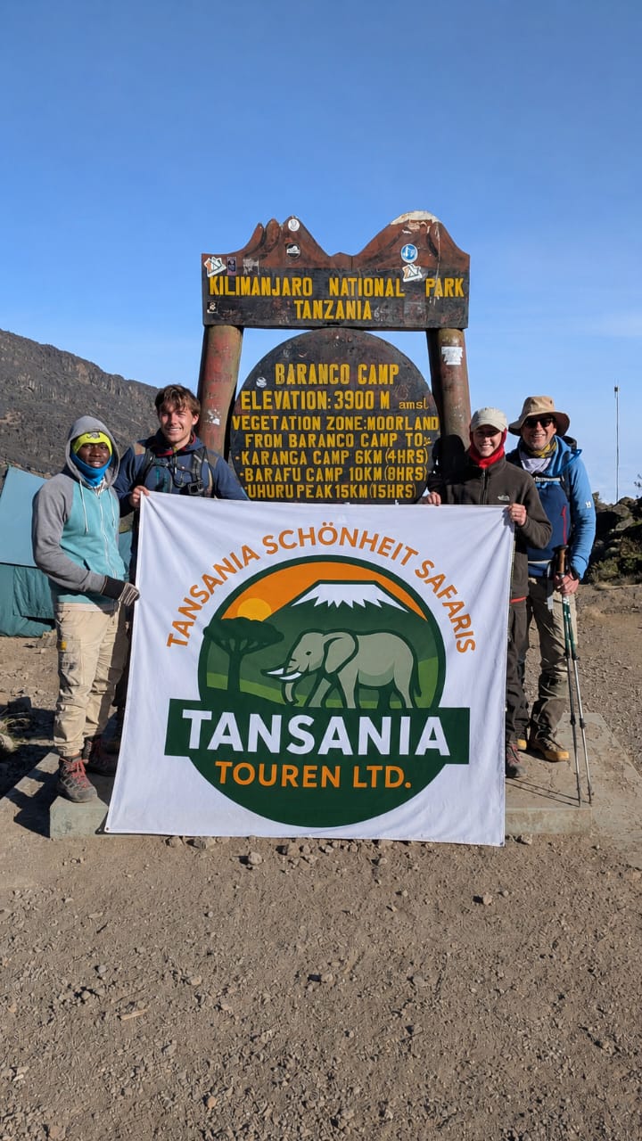 Unsere Flagge auf dem Weg zum Uhuru Peak — Barranco Camp, 3.900 m