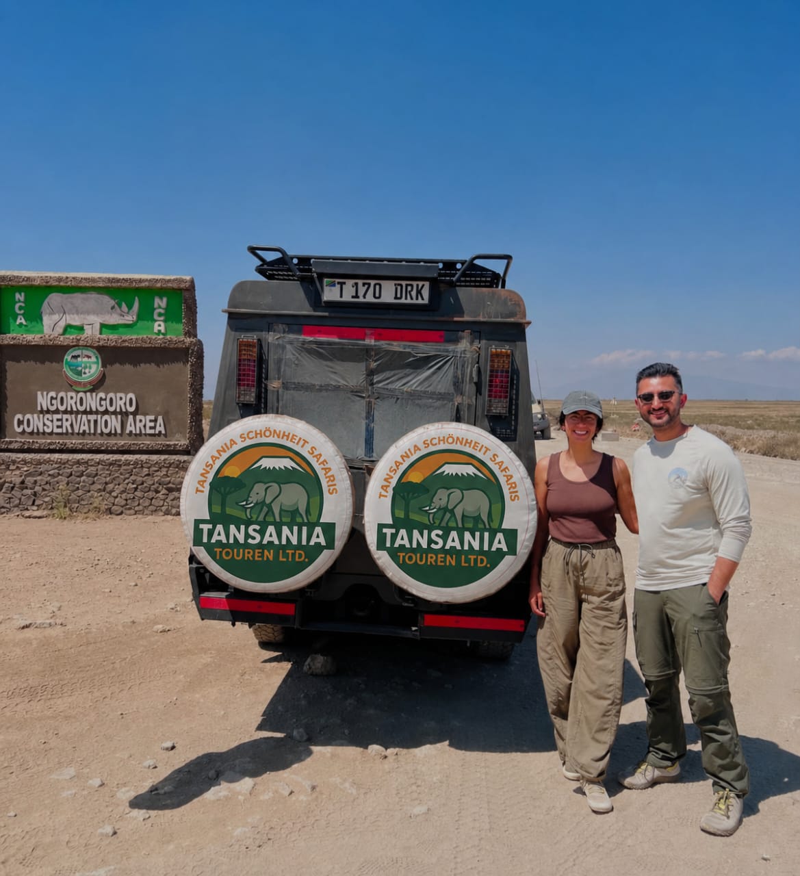 Unser Fahrzeug am Eingang des Ngorongoro-Schutzgebiets